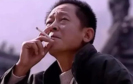 1998年，江珊在美国生下了女儿，王志文马不停蹄坐飞机去看孩子，见面就夸孩子的名