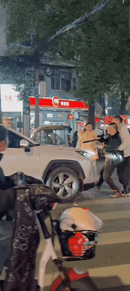 遇到这位大哥，就问你怕不怕