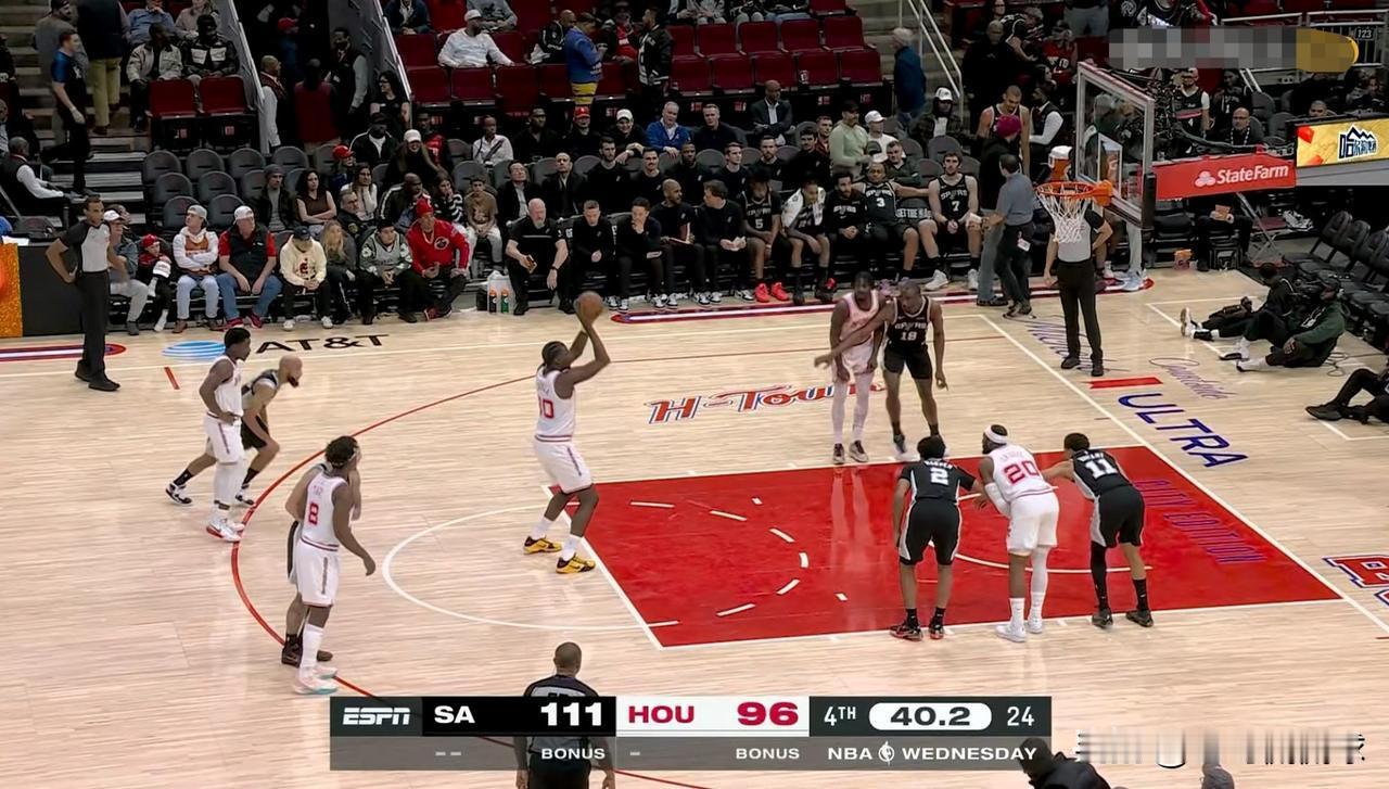 火箭替补中锋卡佩拉真是不负众望！虽然今天火箭在主场以99：111不敌马刺，但是卡