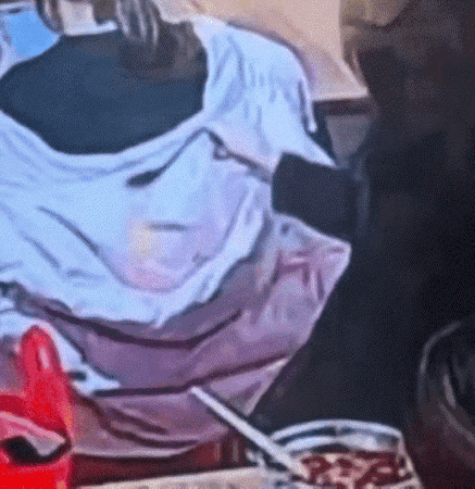 太坏了！河北保定，一女子去餐馆内吃螺蛳粉时，因误拿邻桌黑衣女子的凳子后，双方发生