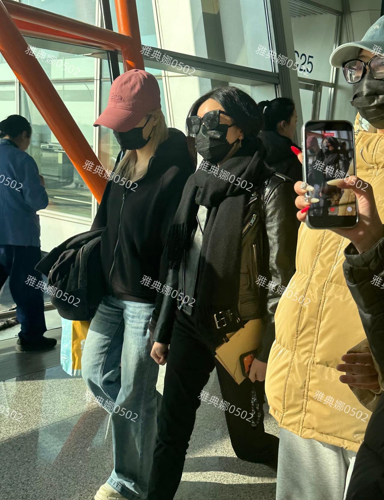 飞机上遇到陈妍希，我终于明白，为什么再也没人喊她“沈佳宜”了。真人不高，骨架很