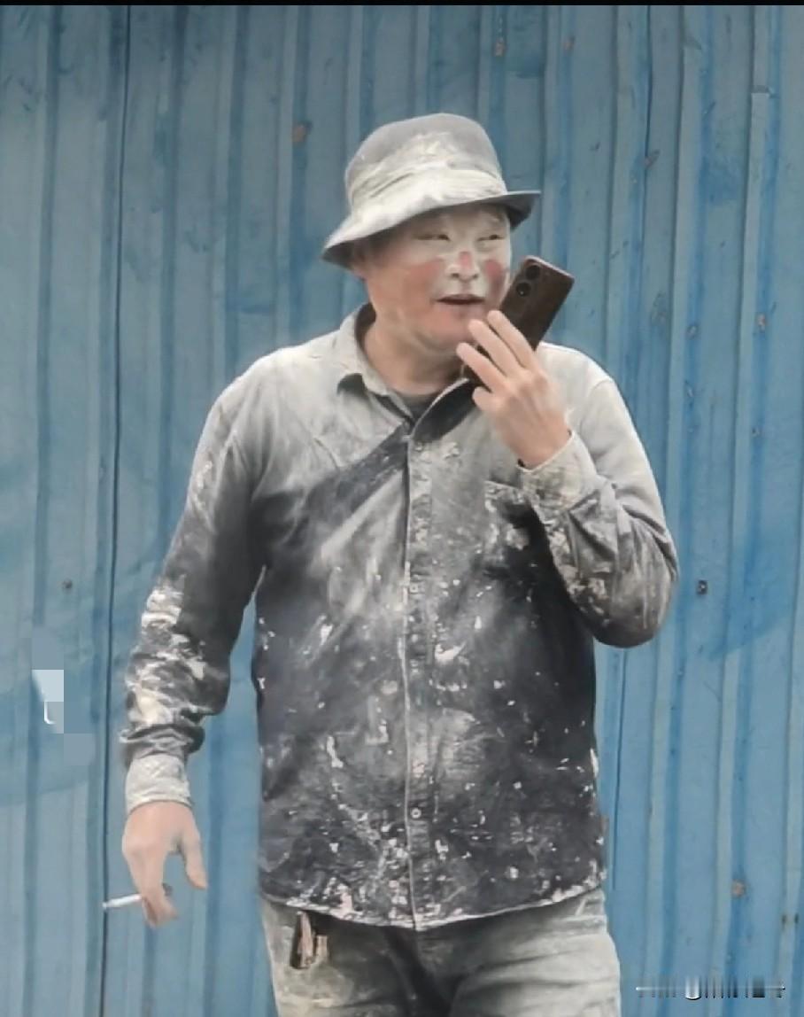 大哥欠你的钱能迟几天吗？[哭哭]大哥干活的时候接了个电话就出去了，从他的对话中