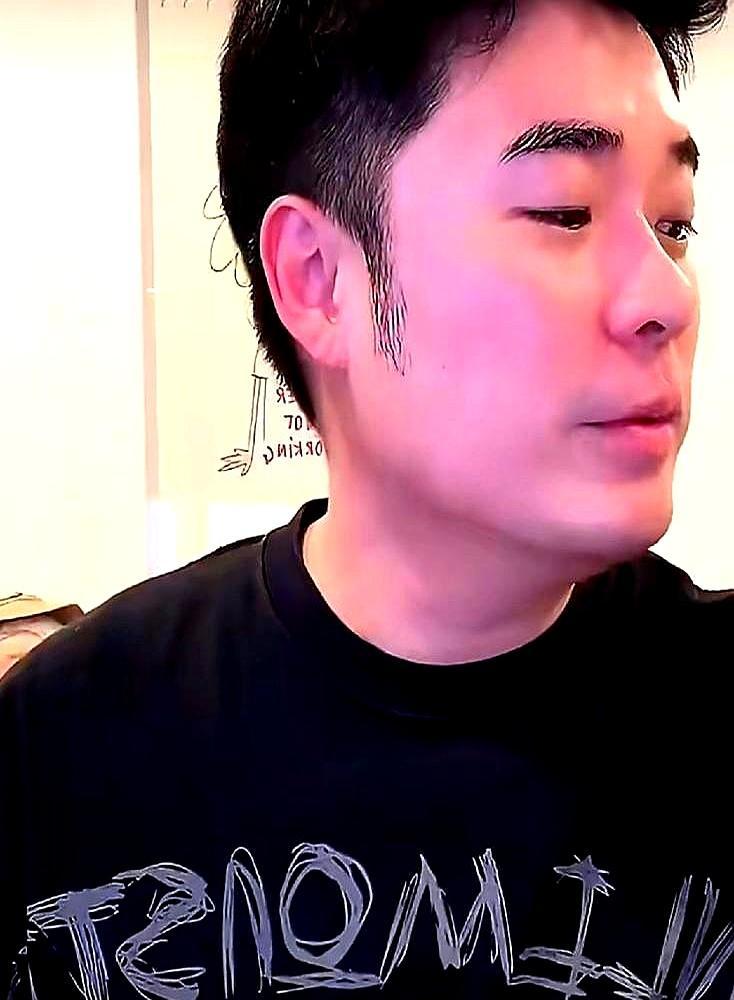 陈赫女儿追星，最后竟主动放弃合影。不是买不到票，是根本抢不到。他扭头就找李