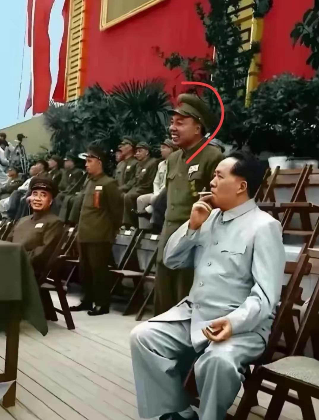 敢在毛主席旁边哈哈大笑的肯定不是一般人啦，估计也是史书留名人物[赞]