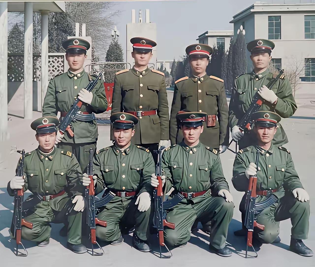 不懂就问，他们拿的是什么枪？看起来威武强大。