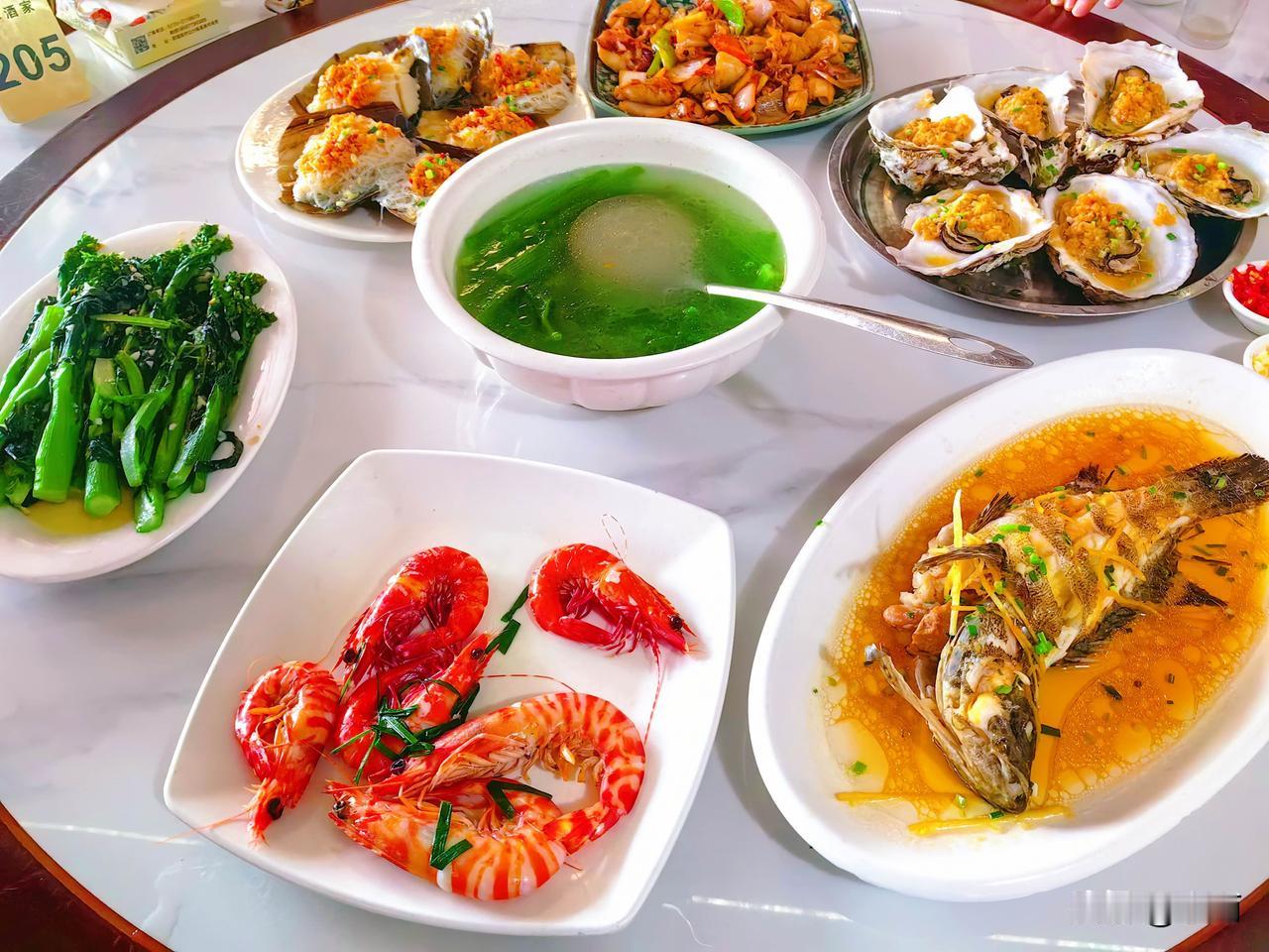友友们，不吃晚饭好不好？其实，中老年盲目节食养生，反而会伤身。咱们有些中老年