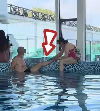 “太膈应~”河北秦皇岛圣托里尼蓝鼎海景温泉酒店公共游泳池，大妈给大爷用澡巾搓澡引