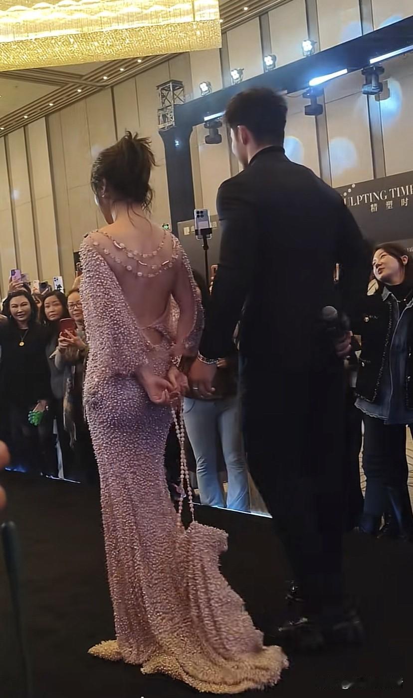 虞美人于会长粉丝见面会再塑新造型，经过一段时间的沉淀，她又变得不一样了，身材上有