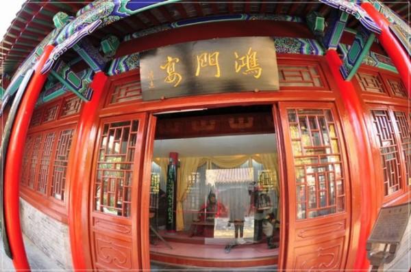 公元535年，刺史李迁仕设宴请太守冯宝赴宴，冯宝正准备动身，妻子冼夫人却一把拦住