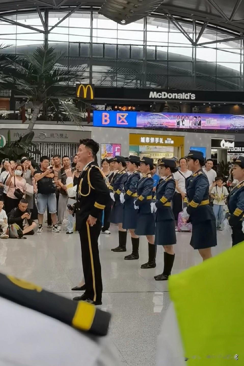 广州南仪式感直接拉满，归家的人看哭了！广州南站也太会了吧！一群身着制服的小