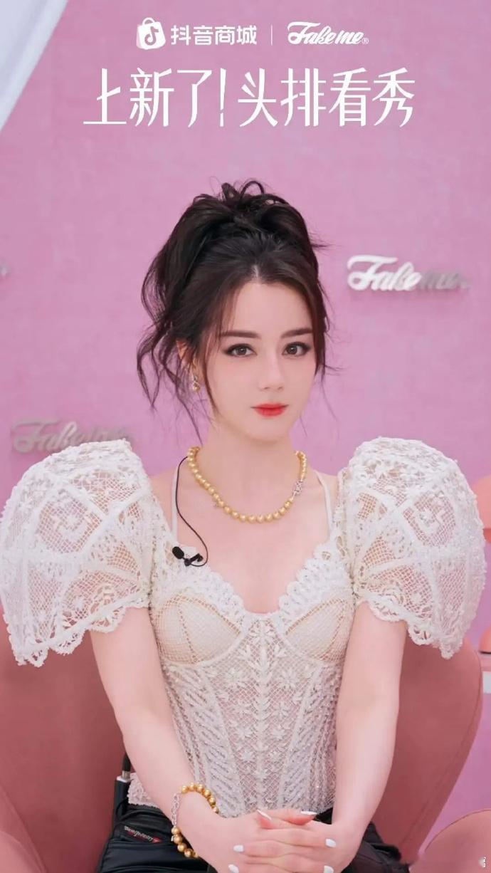 杨紫和迪丽热巴这下谁也别说谁了，状态看着差不多。