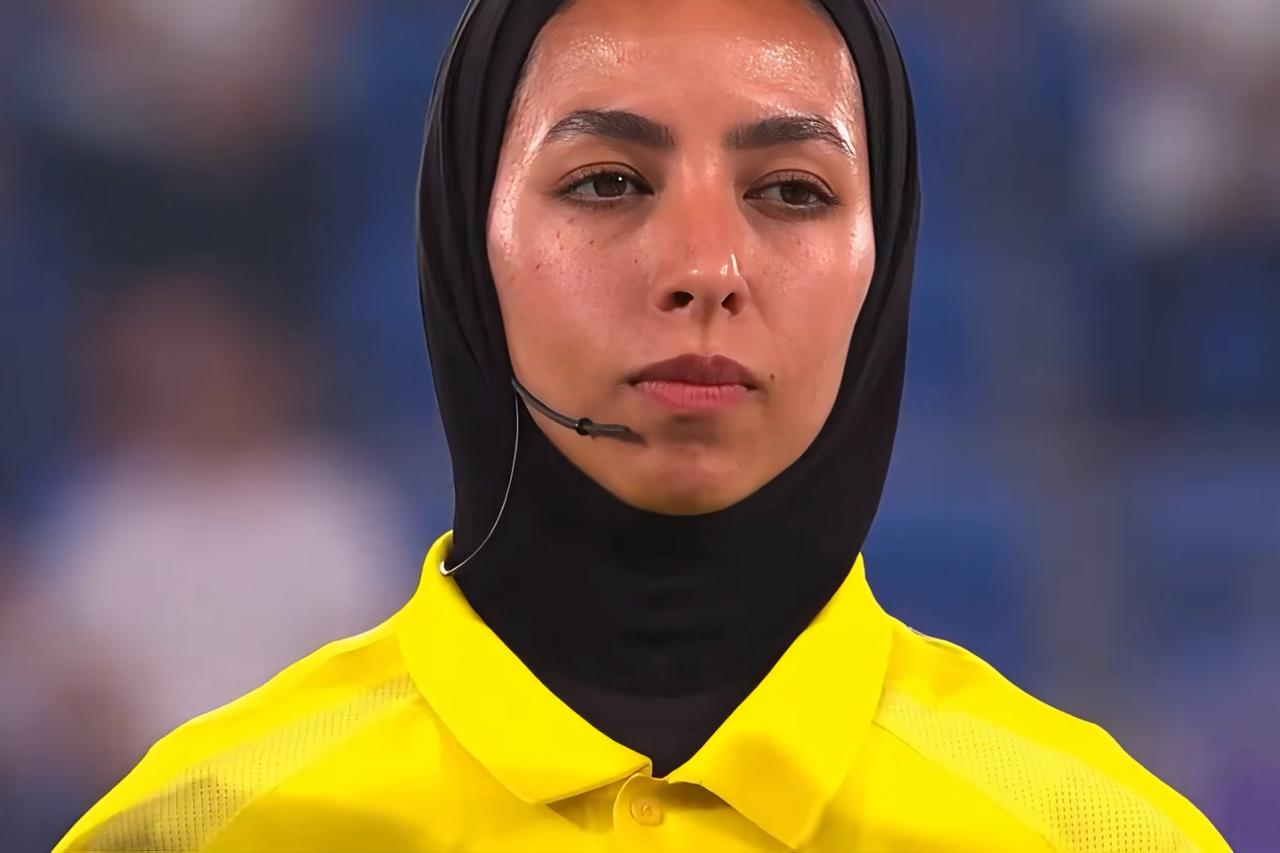 伊朗女足在亚洲杯小组赛亮相的时候，全体拒绝唱国歌。现在这个时间，还能出来比赛相当