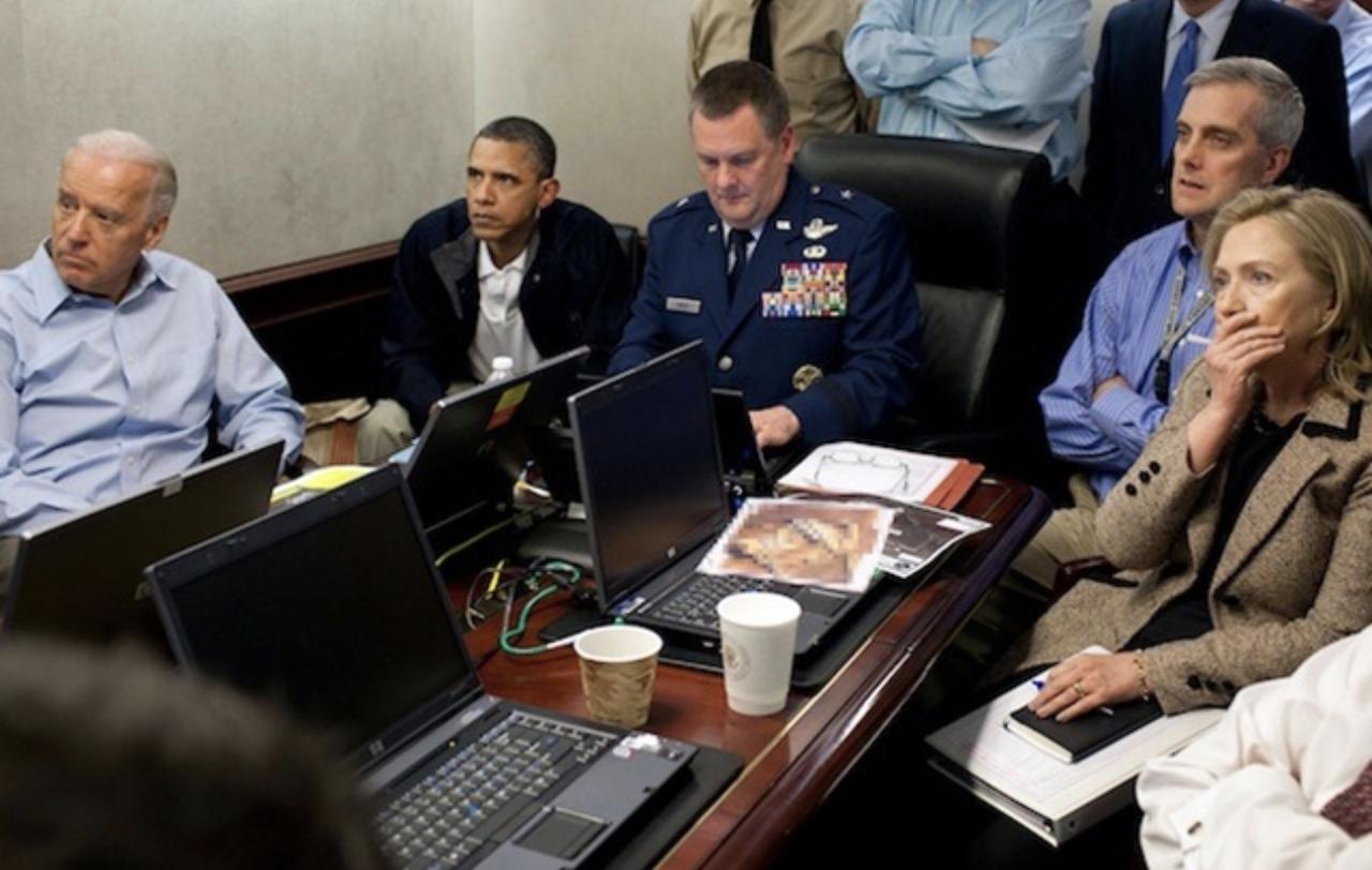 奥巴马捉本拉登vs特朗普捉马杜罗指挥部都是在一个小屋里，奥巴马把指挥权让给专