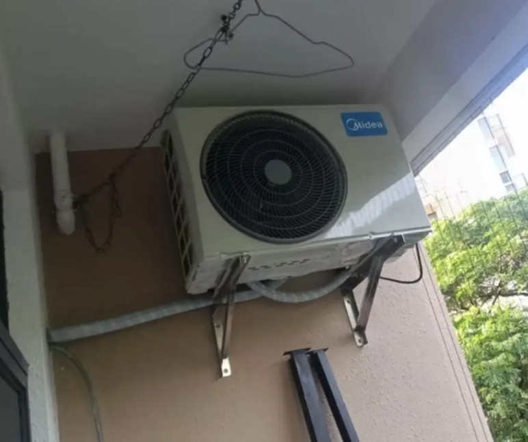 今天去亲戚家，发现他把空调主机装在了阳台上。我便说：“你这装在阳台上，不热吗？”