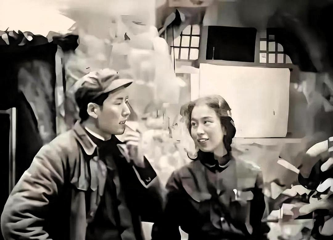 这是伟人和夫人的真实相貌，不是演员演的。延安时期，伟人的抽烟照，旁边的夫人，看得
