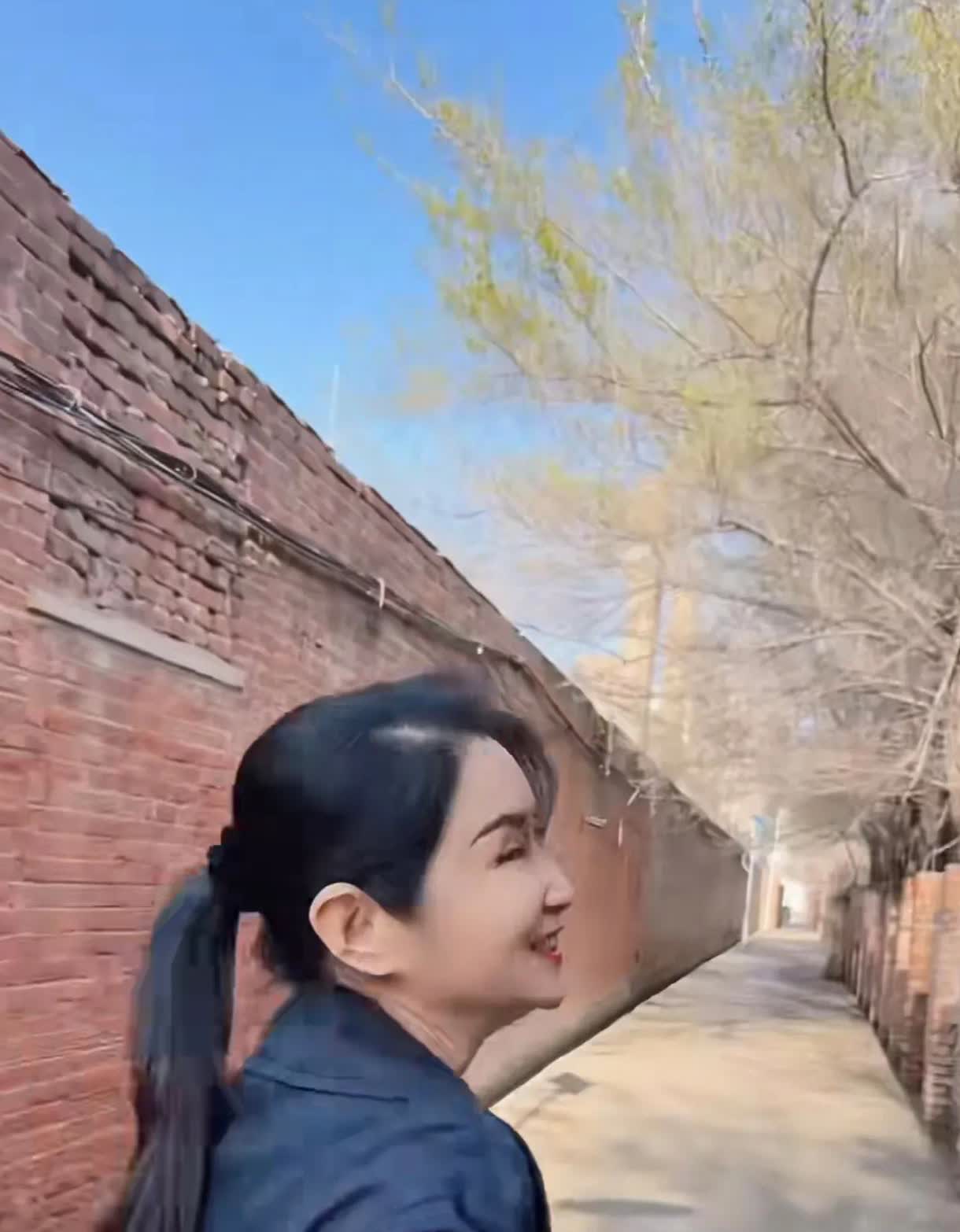 拍摄松辽汽车城围墙，引发我的关注！？在沈阳苏家屯，曾有一家大名鼎鼎的松辽汽车厂。