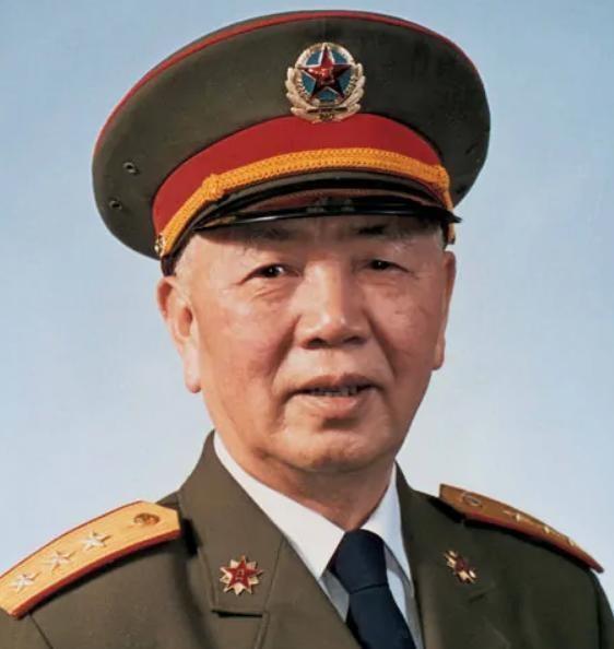 1988年刘华清开会途中，秘书紧急报告南沙战事，刘华清当场决定坚决打击敌人！1