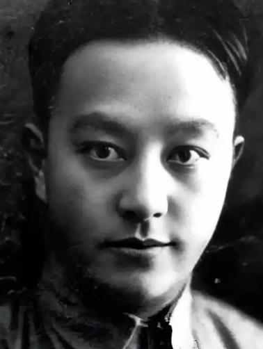 那些打着重新研究历史的旗号，刻意歪曲事实，全盘否定毛主席历史贡献的到底是些什么人