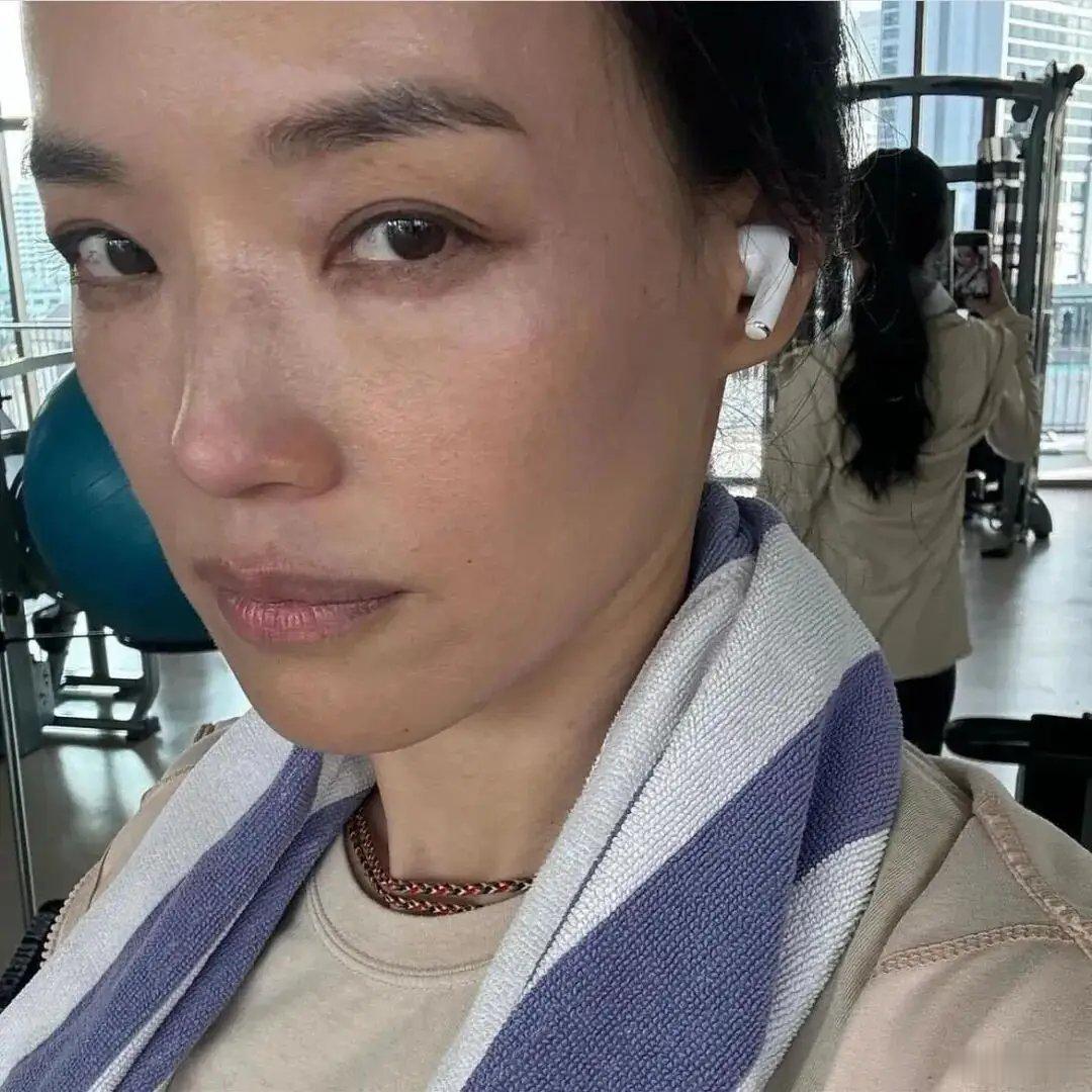 50岁舒淇无美颜无滤镜素颜照曝光，真实相貌原来长这样？