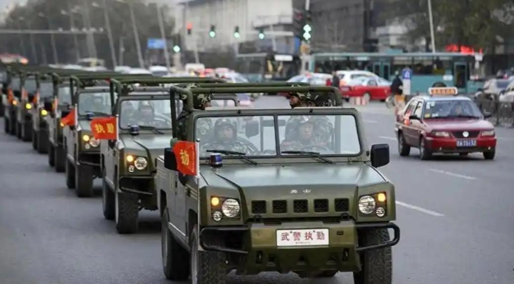 你好奇不好奇，军车为什么几乎都是柴油车，而不用汽油车和新能源车呢？这就是战场生存