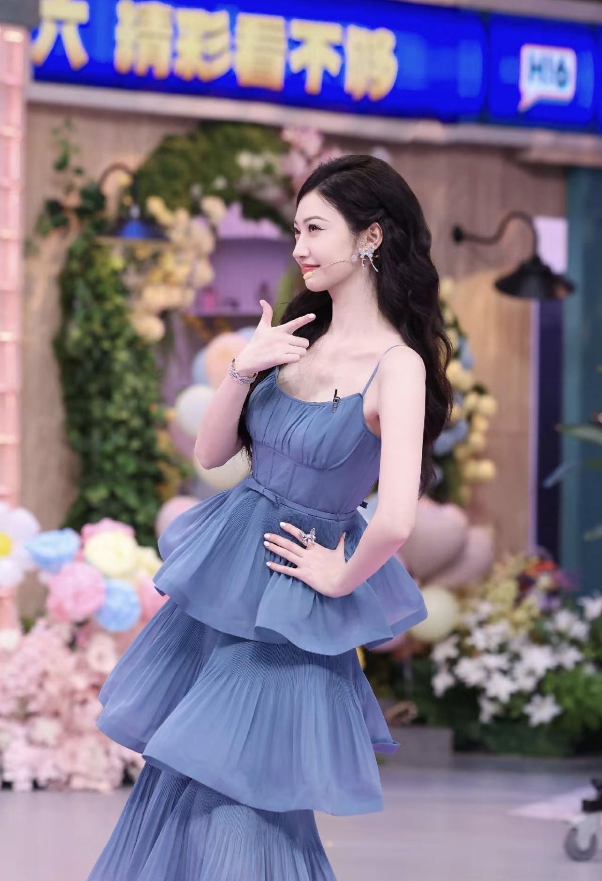 景甜的蓝色裙摆，是自带柔光的温柔暴击[比心]被景甜的蓝色造型，狠狠拿捏住了[给力