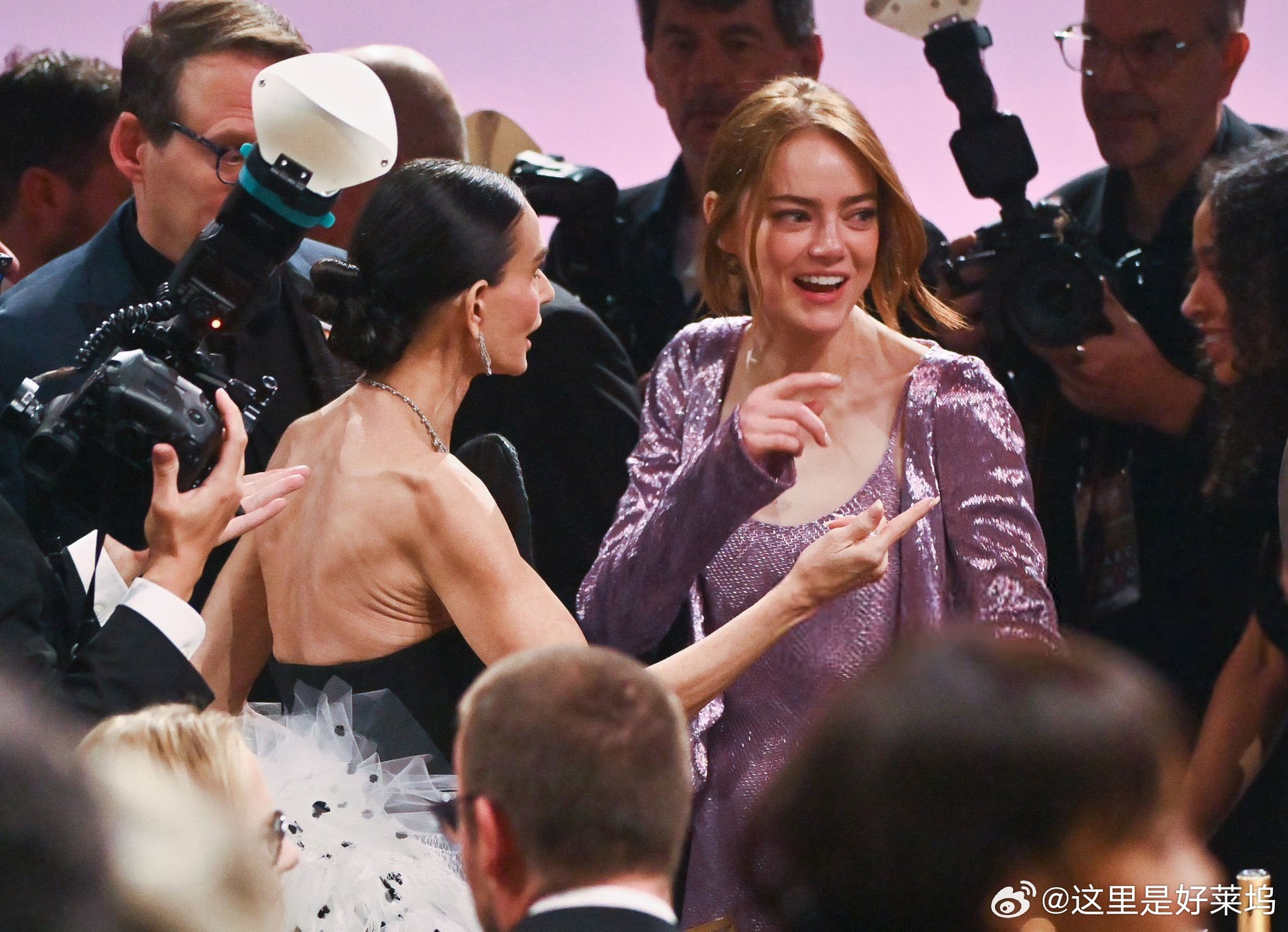 石头姐和黛米摩尔聊天张牙舞爪美国演员奖今日，“石头姐”艾玛·斯通（EmmaS