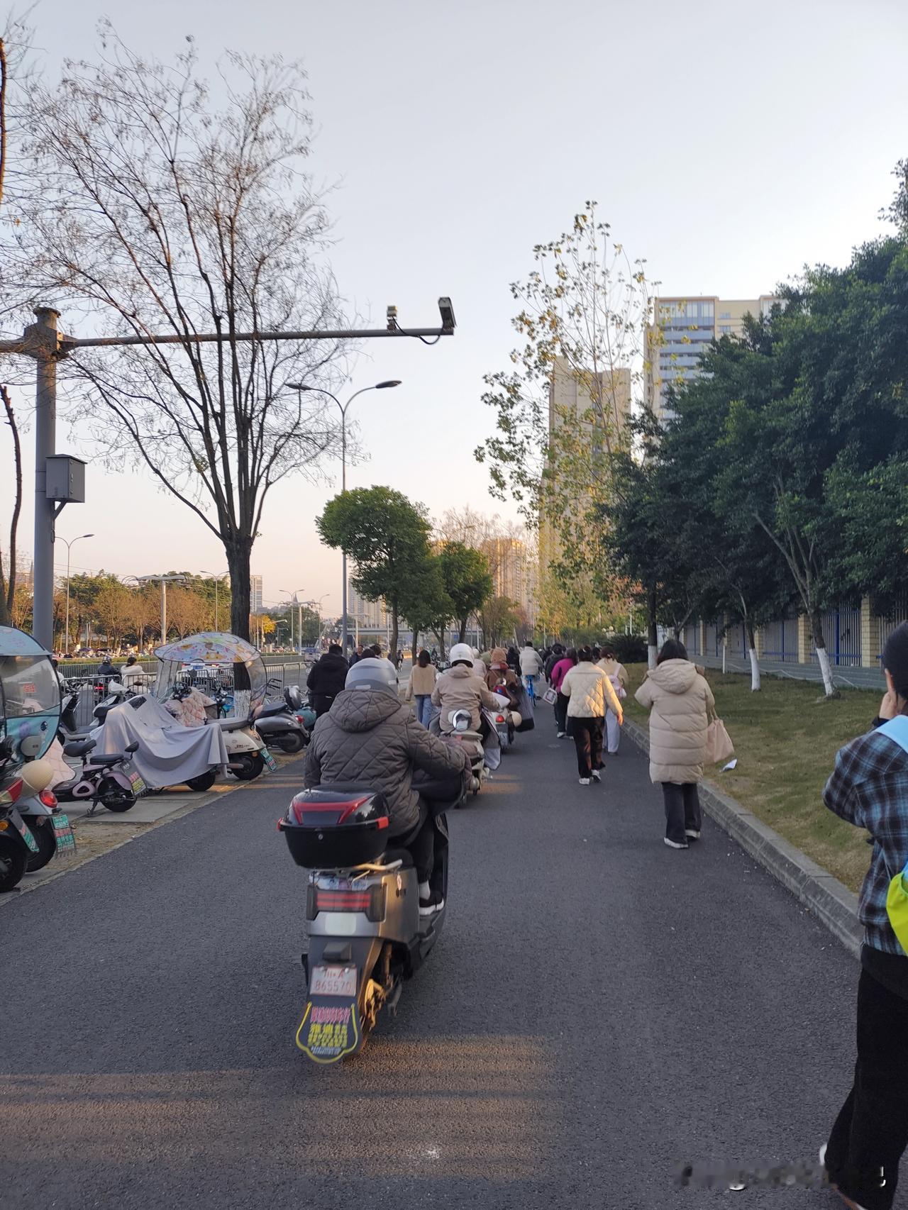 又下早班了！成都一打螺丝大厂最近天天下早班！太阳还没落山，上下班路上一下子出现