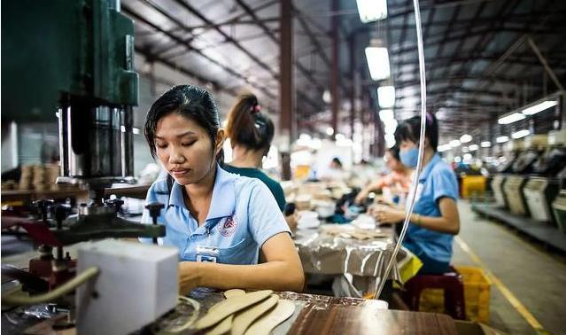 数百万国人去越南打工，为啥不愿回国？越南待遇难道比中国更好。这是个奇怪的现象，越