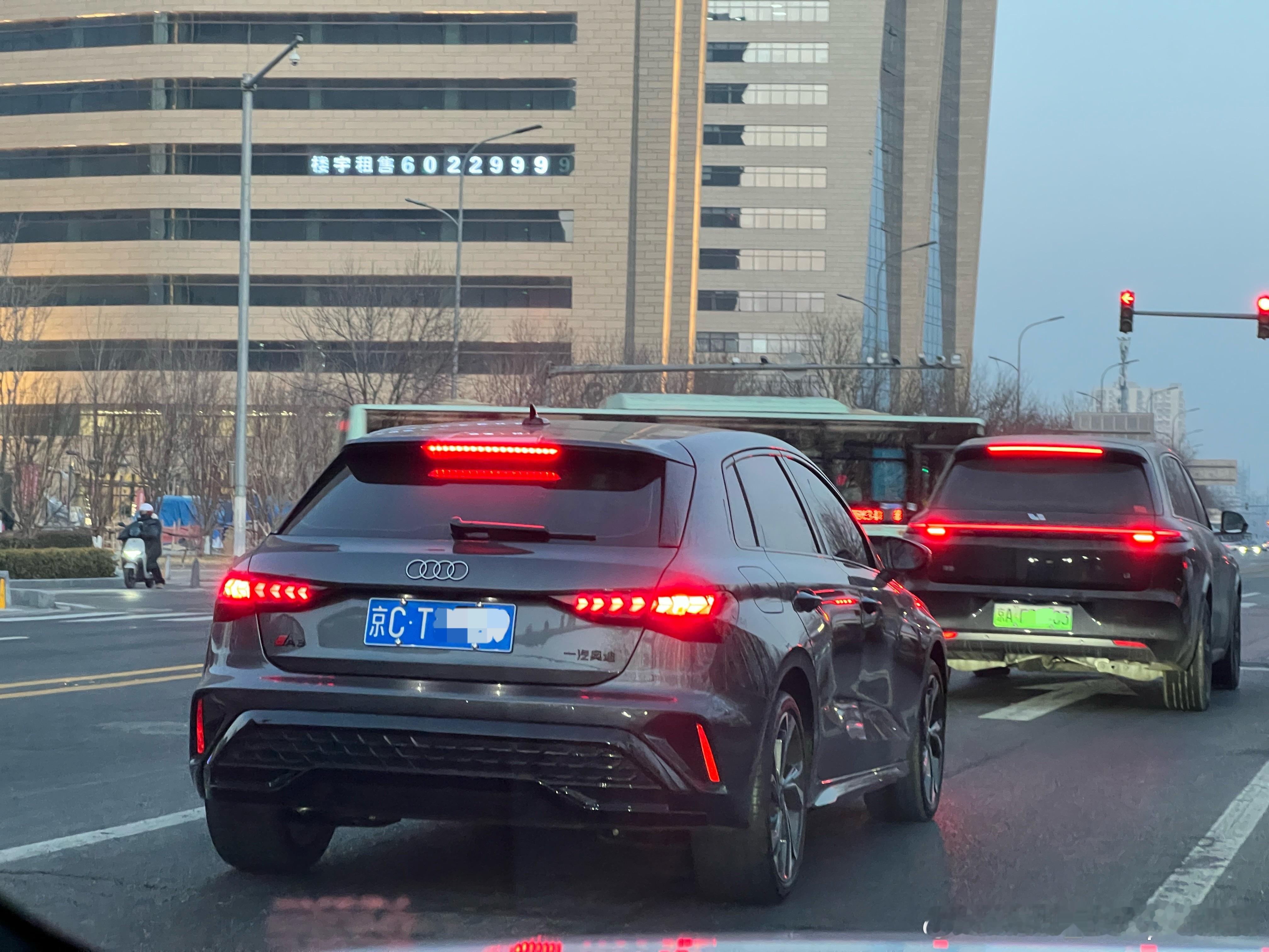 四门的奥迪A3L挺常见，五门的的奥迪A3Sportback北京路上感觉还真不多