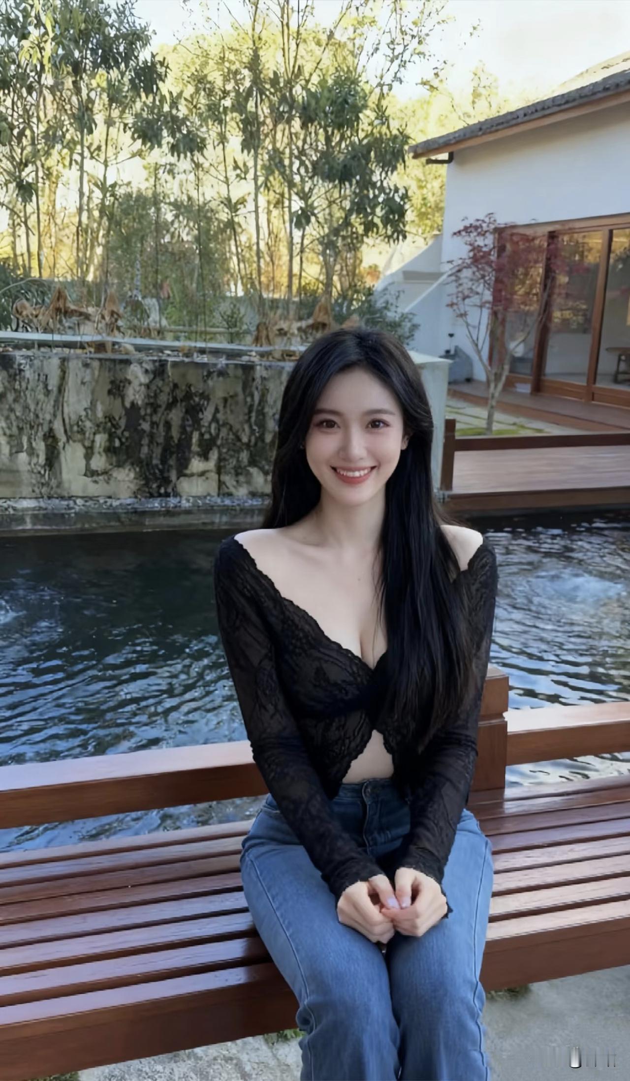 美图欣赏，看图写诗​​《池畔墨影》墨缕裁衣映水柔，青丝垂落晚风悠。回眸