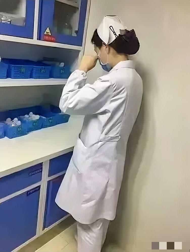 我就很纳闷一件事情：同样都是上夜班，收款室可以睡觉，化验室可以睡觉，彩超室可以