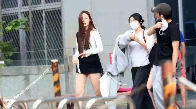 小S二女儿露面！长腿长发身材好！透露小S生日状况！自己送了小S蛋糕和花束，写了