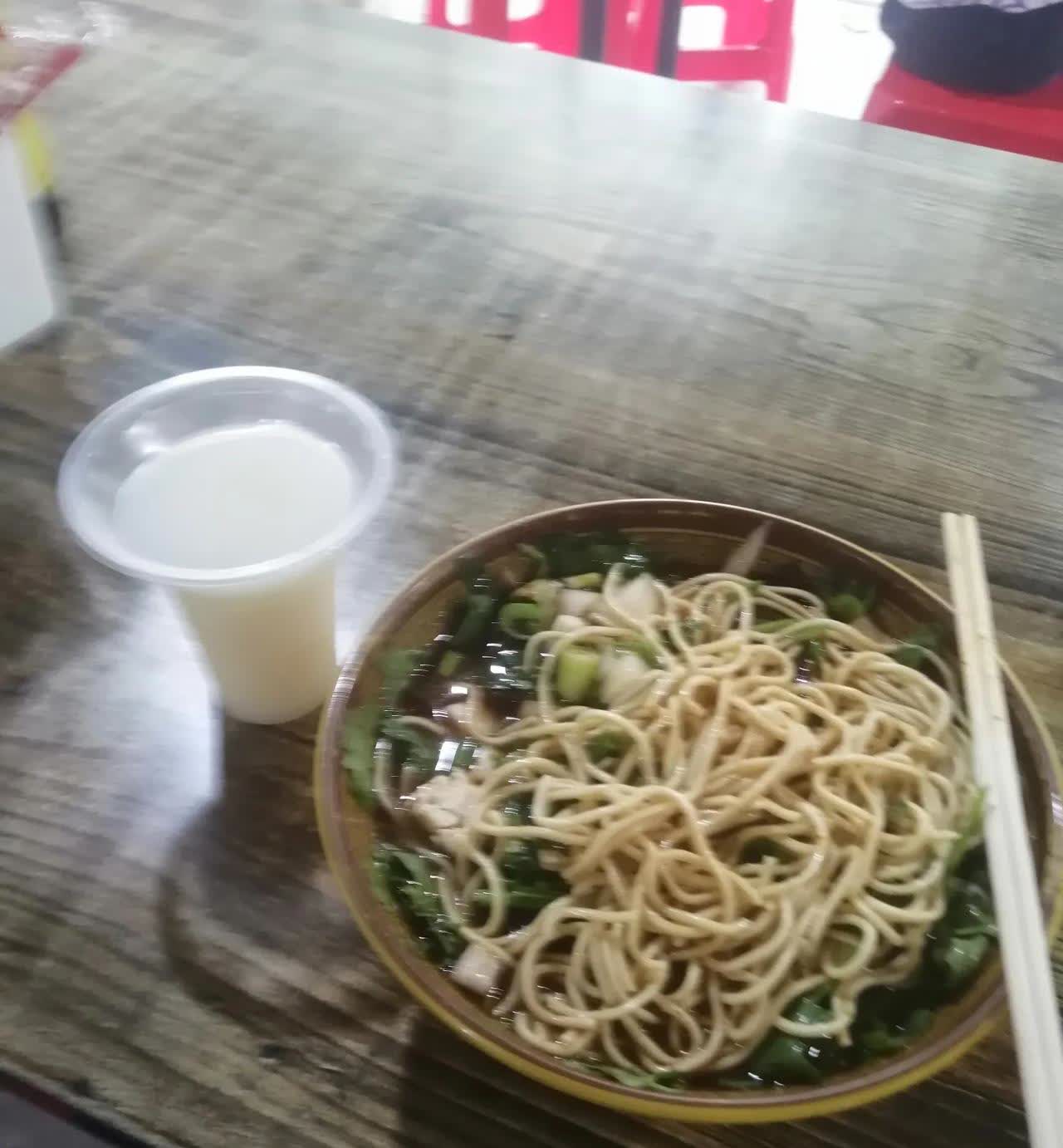 早餐邻桌一位中年男子，把一碗海带豆腐面吃过一半起身去拿水酒，店内帮工阿姨过来见沒
