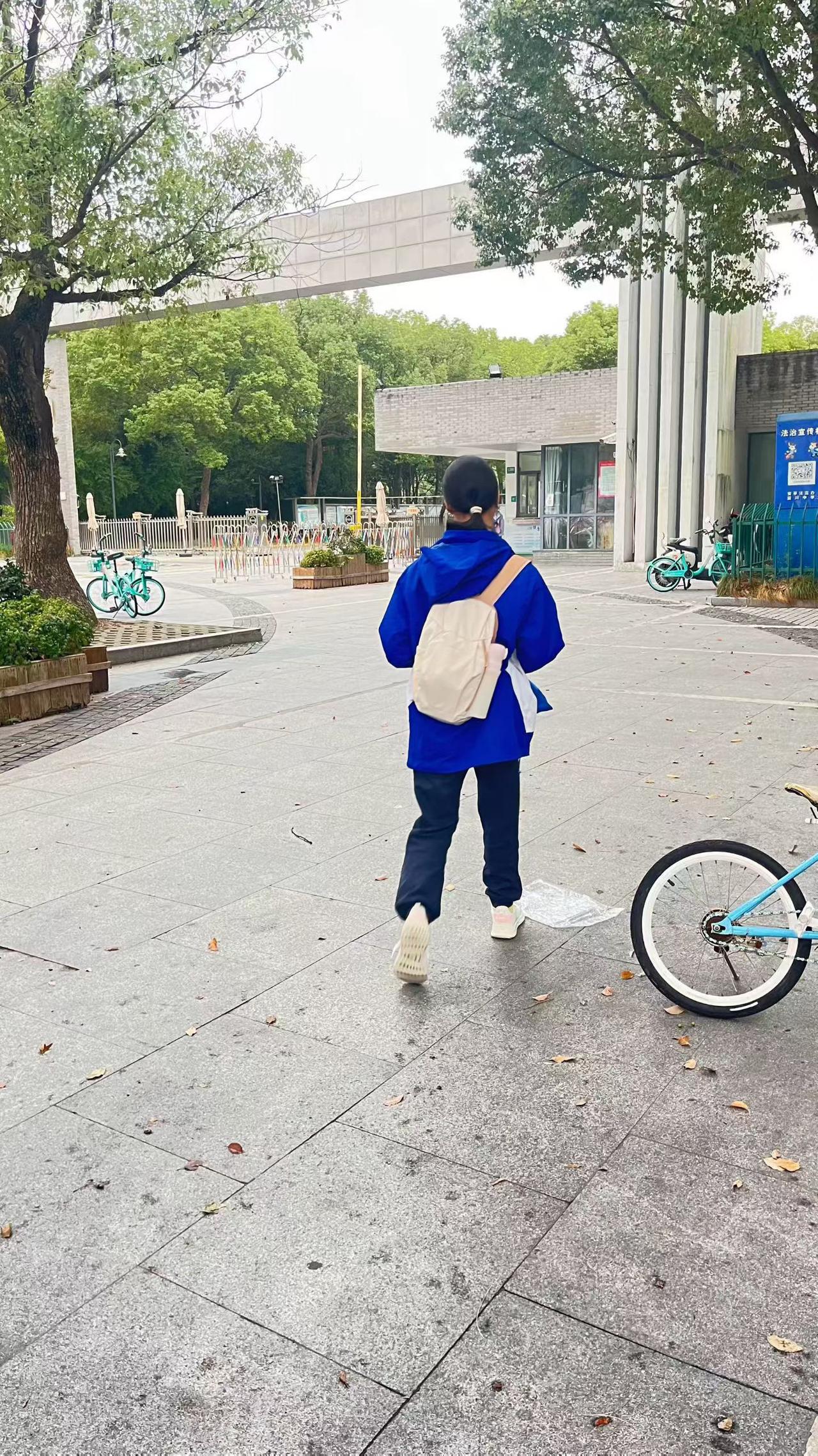 今天接到你的时候，你说：“妈妈，有两个好消息，一个坏消息，你想先听哪个？”我