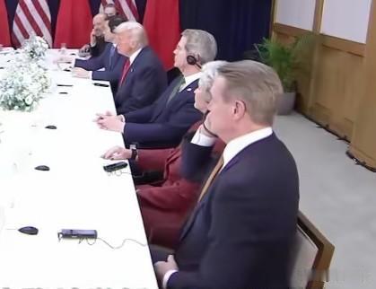 这就是西方对中国崛起的真实嘴脸！中美釜山会晤，那位女士的表情，愤愤不平的眼神，