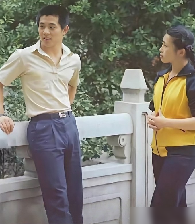 十八九岁的李连杰站在那，旁边的师姐黄秋燕满眼都是他。那种喜欢藏都藏不住，照片里看得真真切切。后来他娶