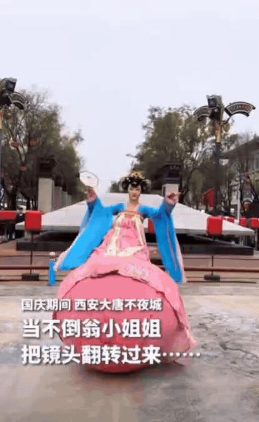 西安大唐不夜城，不倒翁小姐姐表演时，竟然一时兴起，把游客手机抢了过去，将镜头翻转