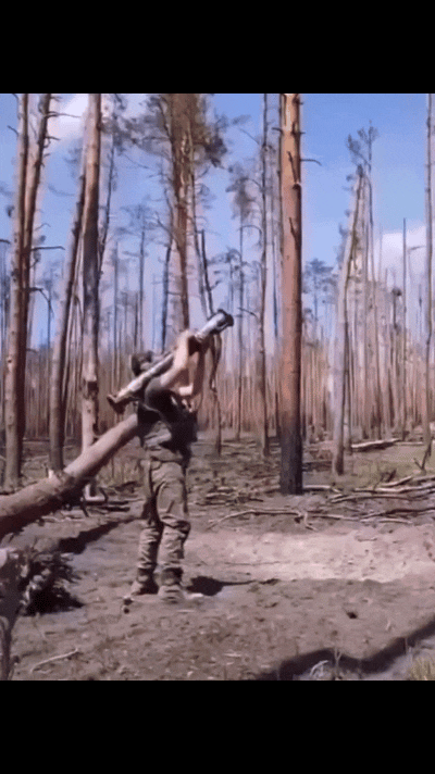 乌军士兵在被炸秃的树林中向俄军发射PRO-A温压火箭弹。这哥们操作水平太吓人了，
