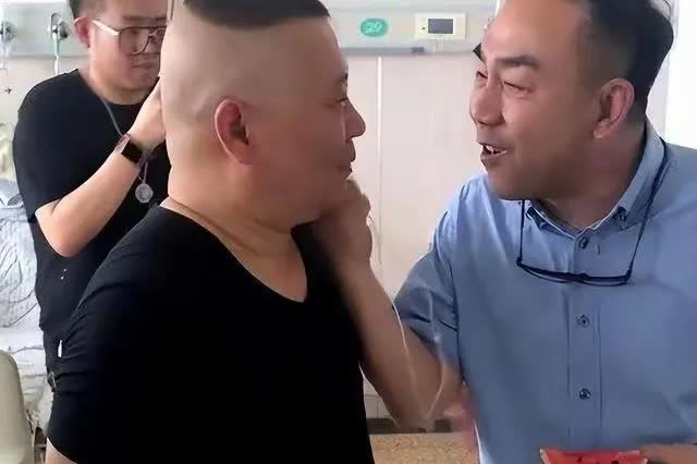 不要看郭德纲之前与杨少华一家有矛盾这次杨少华去世，但凡郭德纲有点脑子亲自去悼
