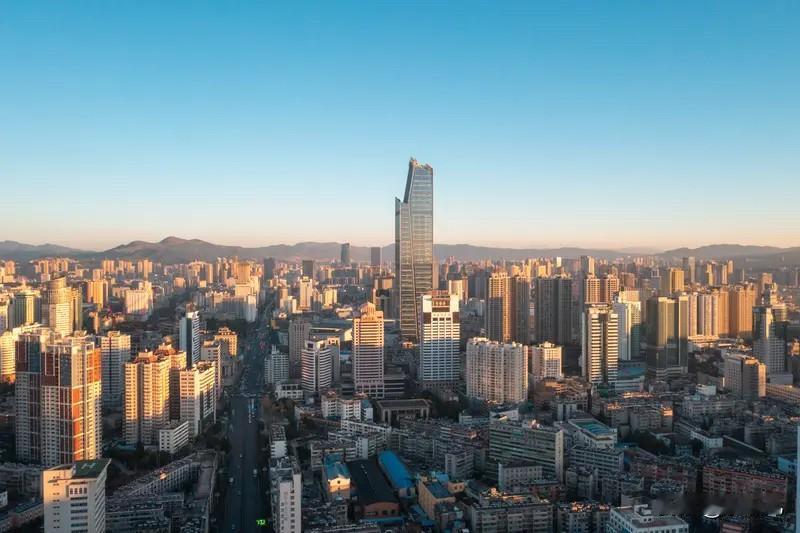 昆明楼市：今年1月3日到8月6日，多个重点板块房价出现明显下滑。西山区房价从