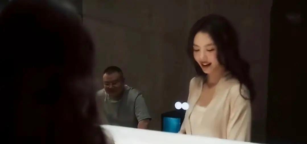 岳云鹏和蔡文静浴室共浴，你敢信？那一幕，她身体紧贴，他壮实得像堵墙，画面瞬间炸