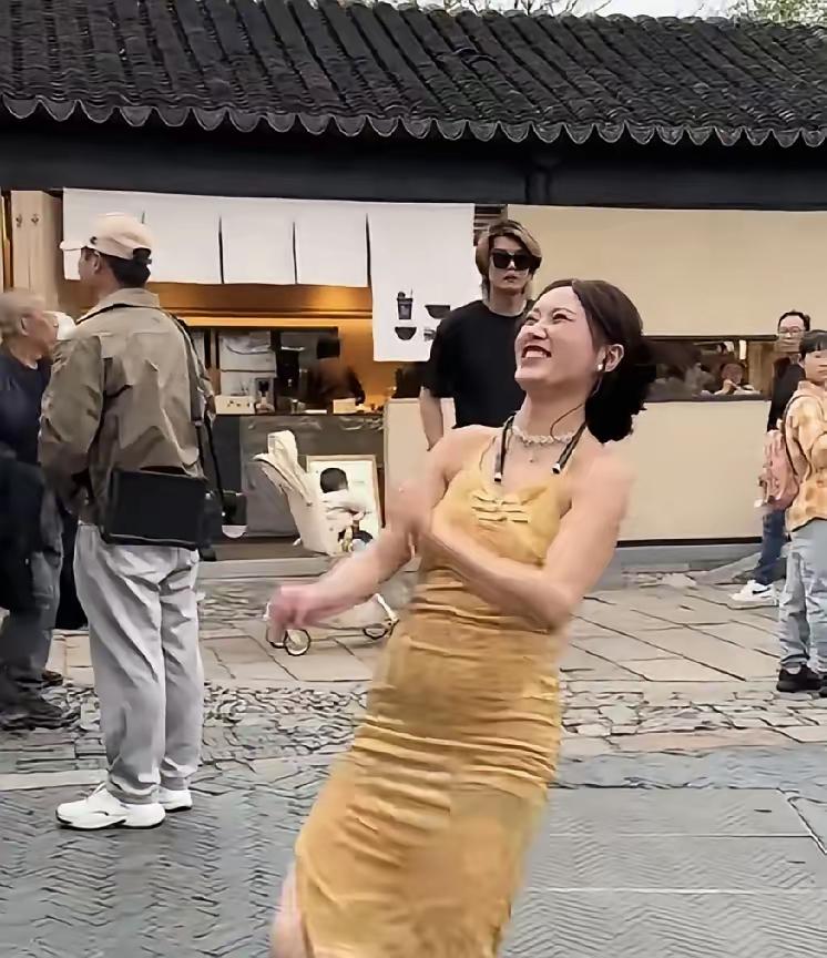 北京地铁路口惊现“忘我直播姐”！是生活所迫还是流量狂欢？网友炸锅：这病得治！