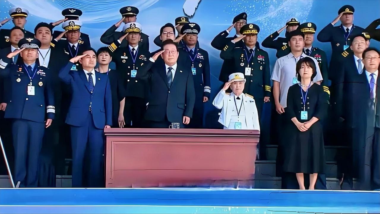 站在李在明左边穿白色军装的那位是什么人物？在韩国阅兵式上，李在明身旁站着一位