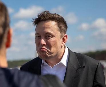 美国记者问马斯克说，美国拥有的核弹头足以让整个世界毁灭数次，那么为什么还要害怕中