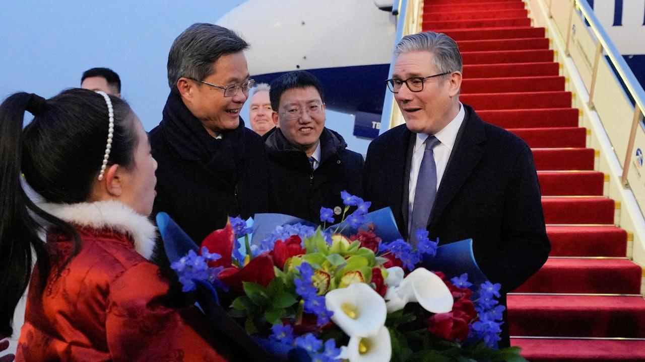 1月28日，英国首相斯塔默抵达北京，这是英国首相八年来的首次正式访华。如果仔细看