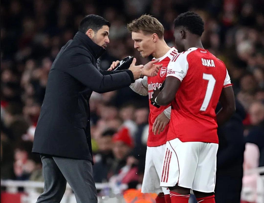 阿尔特塔在赛前新闻发布会上承认，到了赛季的这个阶段，他相信球员们哪怕承担风险，忍