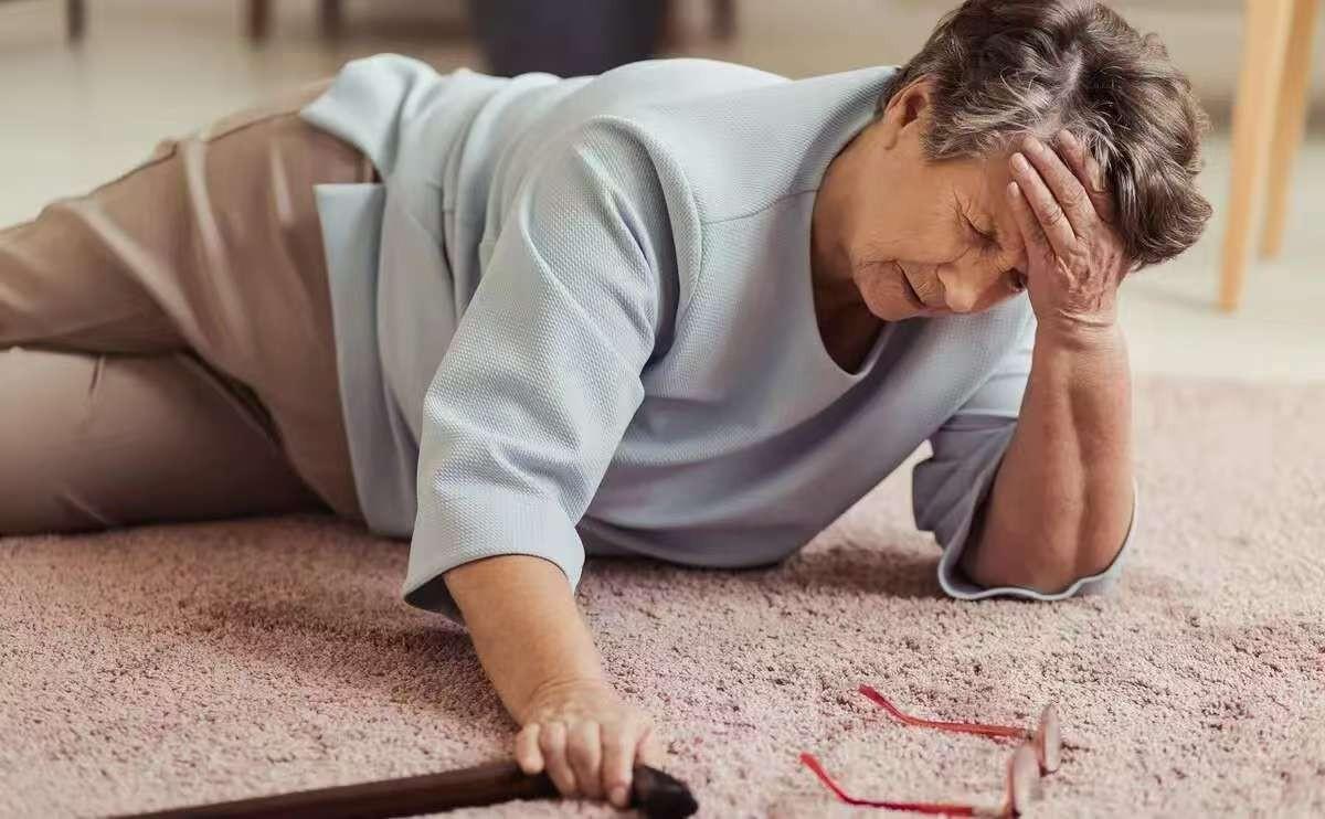 医生调查发现：老年人一旦做过白内障手术，这7件事就别再做了不少老人做完白内障