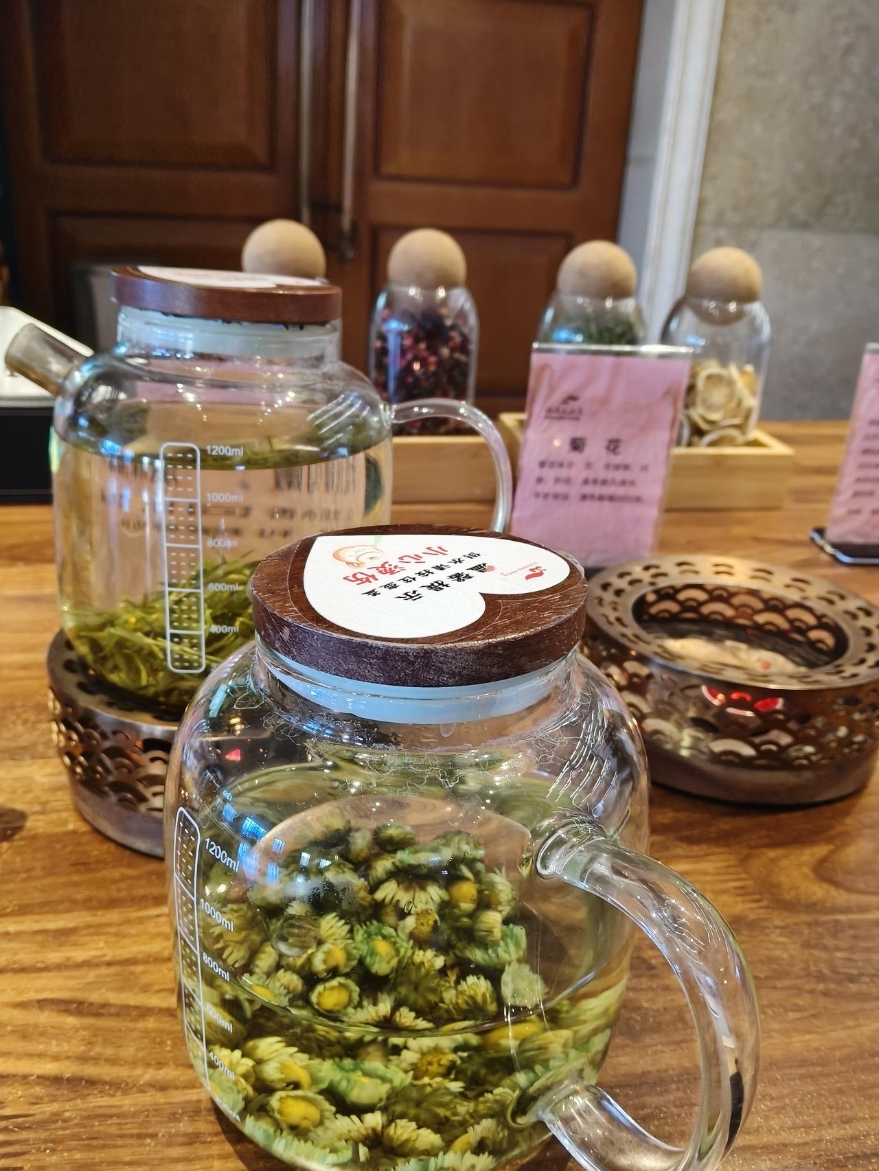 早晨起床,到底喝温水还是凉水?早晨起床喝啥水还挺有讲究。我觉得温水，也就是阴阳