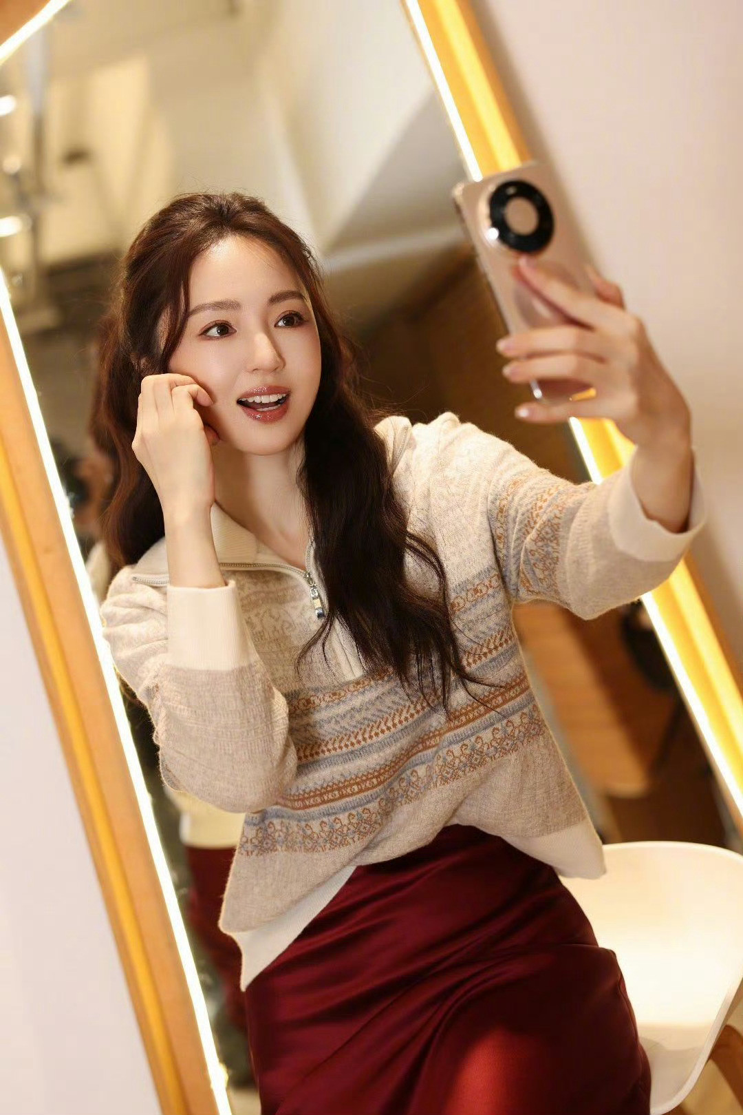 上一天班筋疲力竭看见董璇满血复活笑的太迷人啦！