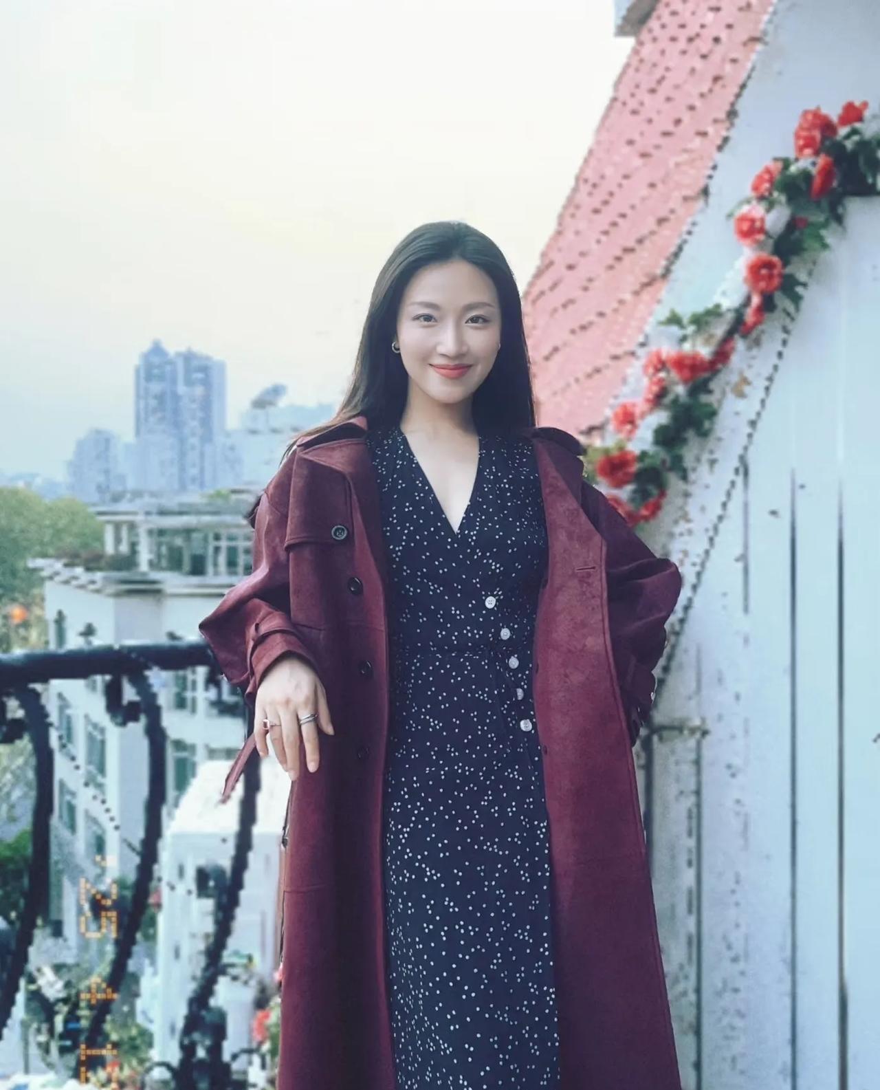 在李凯馨这场风波里第一个站出来的人，不是被她顶了的黄日莹，也不是戏份比她少的